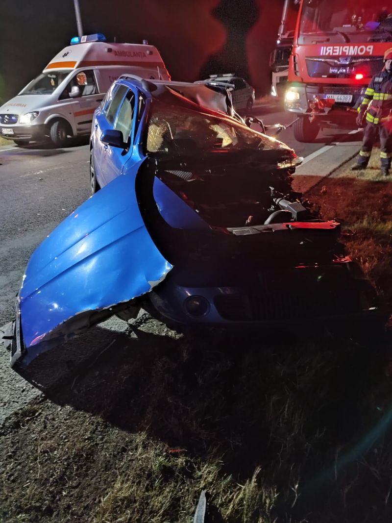 Accident dramatic în Caraș-Severin! Un tânăr a murit și un altul a fost găsit în stare de șoc după ce autoturismul în care se aflau s-a lovit violent de o autoutilitară