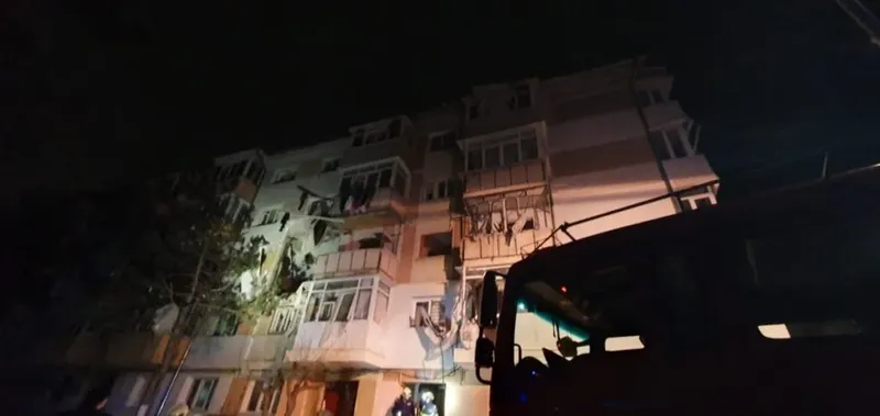 Explozie puternică într-un bloc de locuințe din Suceava, luni dimineața.