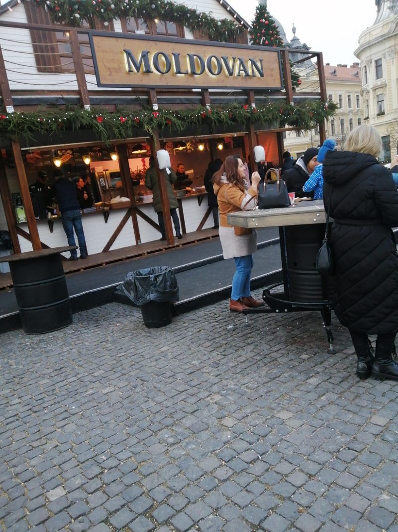 Turist, șocat de prețurile astronomice la mâncarea de la târgul de Crăciun din Cluj: „Mi-a stat mâncarea în gât”