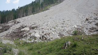 Tragedie în urma unei alunecări de teren. Cel puțin 34 de persoane au murit