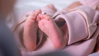 Caz șocant în Republica Moldova! O femeie și-a abandonat bebelușul în scara unui bloc