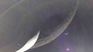 NASA a publicat imagini cu fața nevăzută a Lunii. Capsula Orion se întoarce pe Pământ (VIDEO)