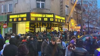 VIDEO - Aglomerație la deschiderea shaormeriei lui Tzancă Uraganu. Artistul a dat gratis sute de shaorme în București și în Ploiești
