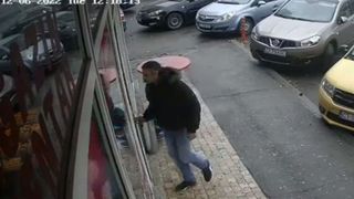 Un bărbat a furat un card după care a plecat liniștit la cumpărături, în Constanța. Polițiștii fac apel la cetățeni