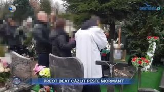 Preot beat căzut peste morm&acirc;nt