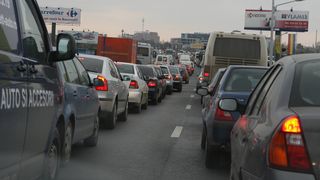 Un bărbat înarmat cu un pistol a fost reținut în trafic, după ce a amenințat paznicul unei parcări