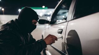 Patru bărbați din Capitală au fost arestați după ce au furat catalizatoarele a două maşini 