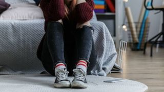 Un bărbat din Iași a fost arestat după ce a sărutat și mângâiat o adolescentă, în plină stradă. Individul are 72 de ani