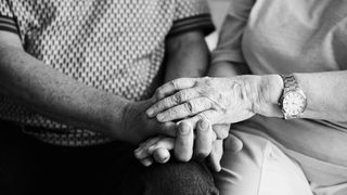 Dragoste ca în filme! Doi soți s-au stins din viață în timp ce se țineau de mână. Au decedat la câteva ore distanță / „Au plecat împreună”