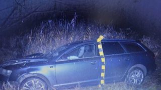 Cursă ca &icirc;n filme &icirc;n Dolj: un t&acirc;năr de 23 de ani a refuzat șă oprească la semnalele polițiștilor. El s-a oprit cu mașina &icirc;ntr-un copac