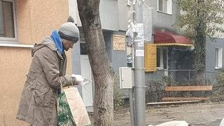 Un bărbat a primit 10 lei pentru a-și cumpăra mâncare. Gestul neașteptat care a urmat i-a înduioșat pe mii de internauți / „Voi mai găsi de mâncare”