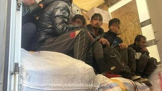 Doi români, reținuți de autoritățile bulgare pentru că au încercat să transporte ilegal 70 de migranți