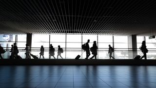 Sute de rom&acirc;ni blocaţi pe aeroporturile din Marea Britanie