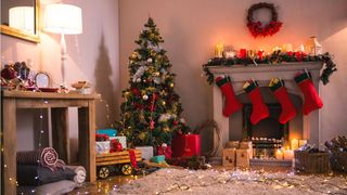 Pe ce dată vine Moș Crăciun &icirc;n 2022? Povestea completă a bătr&acirc;nelului care lasă cadouri sub brad și &icirc;i bucură pe cei mici