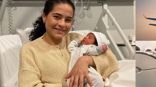 Un bebeluș a fost adus pe lume în toaleta unui avion. Tânăra mămică nu știa că este însărcinată