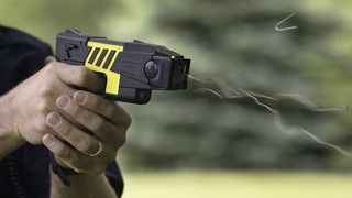 politisti eletrosocuri