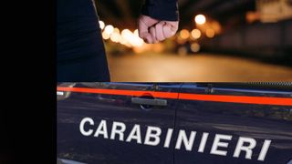 Un român a fost arestat în Italia după ce și-a lăsat fiica de 3 ani singură acasă. Bărbatul a plecat să-și atace fosta soție pe stradă