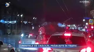 Luminițele de Crăciun, prăbușite în trafic