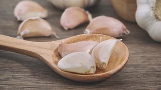 VIDEO - Goana după usturoiul românesc: leguma cea mai căutată în luna decembrie