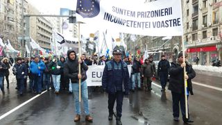 Polițiștii au ieșit în stradă cu fumigene pentru a-și cere drepturile