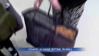 Coadă la haine ieftine, &icirc;n mall