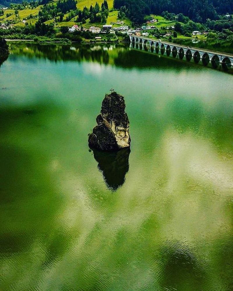 Fenomenul incredibil care se produce în țara noastră: Stânca care se mișcă singură pe timpul nopții