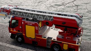 Zece persoane au murit, între care cinci copii, într-un incendiu puternic din Franța