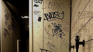 VIDEO - O elevă de 16 ani din Galați a fost găsită prăbușită în toaleta liceului