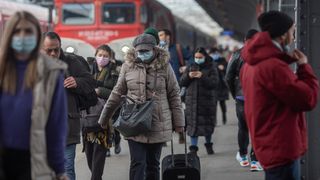 VIDEO- Frigul le dă bătăi de cap călătorilor CFR