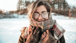 Incredibil! S-au inventat ochelarii care nu se aburesc niciodată. Care este explicația