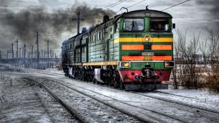 O locomotivă care tracta o garnitură de vagoane fără pasageri a luat foc