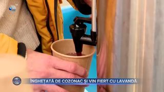&Icirc;nghețată cu cozonac și vin fiert cu lavandă