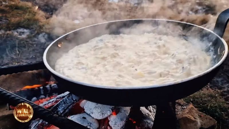 Carne de vită cu sos cremos de ciuperci