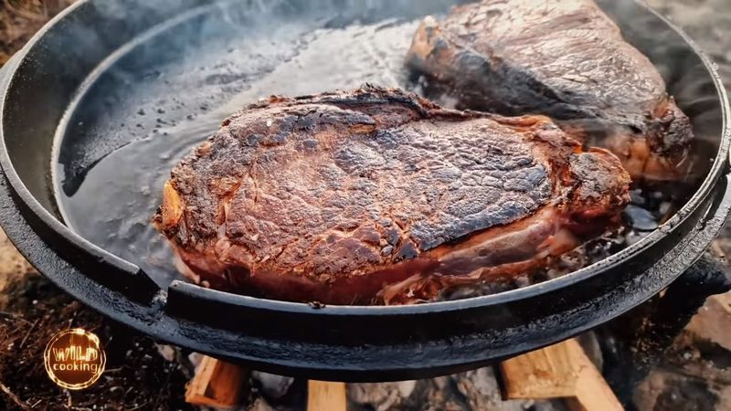 Carne de vită cu sos cremos de ciuperci