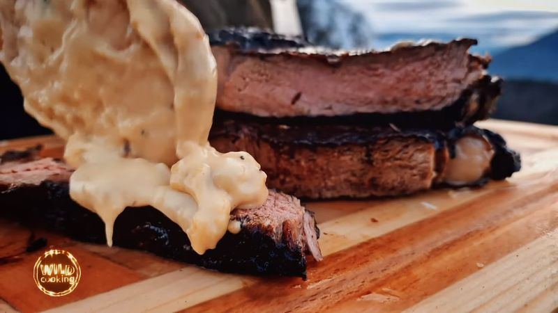 Carne de vită cu sos cremos de ciuperci