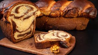 Cozonac pufos care se desface f&acirc;șii.