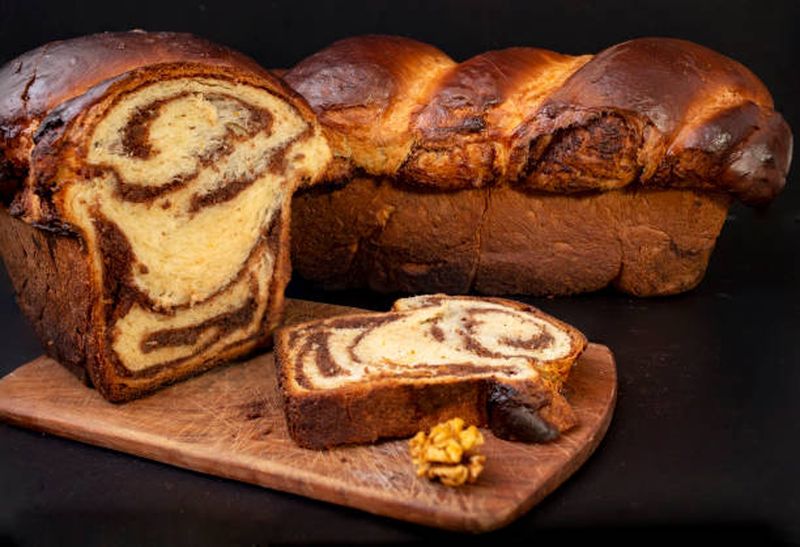 Cozonac pufos care se desface fâșii.