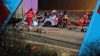 VIDEO- O fată și un băiat au murit într-un accident cumplit la Sibiu. Alți doi tineri, în stare gravă. O mașină de lux a intrat sub un TIR