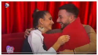 Momente pasionale în "Casa Iubirii". Radu și Natalia se sărută în camera roșie (VIDEO)