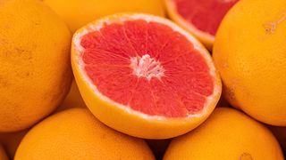 Alertă alimentară: Un lot de grapefruit roşu provenit din Turcia, la care s-au constatat depăşiri ale valorilor admise la reziduuri de pesticide a fost retras de la vânzare