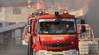 O mașină a luat foc într-o intersecție din Capitală