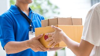 VIDEO- &Icirc;nainte de Crăciun, curierii livrează mii de pachete pe zi. Firmele de curierat abia fac față numărului mare de livrări