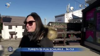 Turiștii &icirc;și pun schiurile...&icirc;n cui