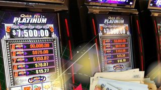 VIDEO- Un bărbat s-a înjunghiat după ce și-a pierdut salariul la păcănele