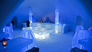 VIDEO- S-a deschis astăzi Hotelul de Gheață de la Bâlea Lac. Turiștii sunt așteptați să-l viziteze