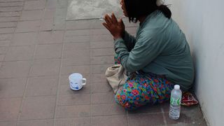 VIDEO- O femeie fără adăpost din județul Satu Mare a fost umilită și agresată de un grup de tineri