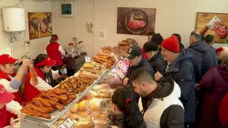 VIDEO- Aglomerație uriașă în măcelării și cofetării, înainte de Crăciun. Cozile s-au întins până afară