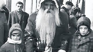 De ce l-a transformat Nicolae Ceaușescu pe Moș Crăciun &icirc;n Moș Gerilă? Tradițiile de Crăciun au suferit adevărate modificări &icirc;n perioada comunistă