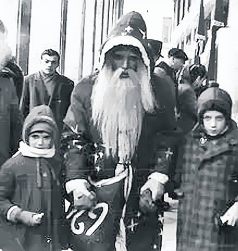 De ce l-a transformat Nicolae Ceaușescu pe Moș Crăciun în Moș Gerilă? Tradițiile de Crăciun au suferit adevărate modificări în perioada comunistă