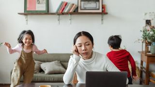 Simți că nu mai ai timp pentru lucrurile importante? Top 3 achiziții care îți vor ușura munca prin casă!